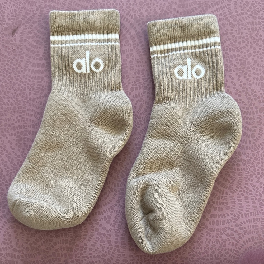 Alo Yoga Unisex Half Crew Throwback Socks, Small (5M-7M), Gravel/White, EUC
